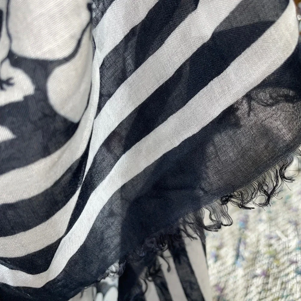 ALLIANCE‎ deep navy white hibiscus floral Scarf Wrap Shawl Modal Lightweight